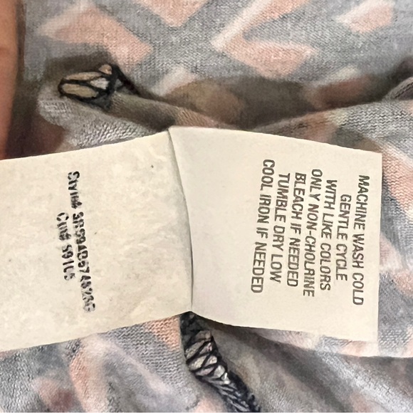 Button Down Woman Blouse 3/4 Sleeve Geometric V-neck Size XL by Roz & Ali - Picture 9 of 9